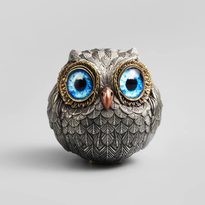 Guardian Owl: Stylish Card Protector and Table Decor