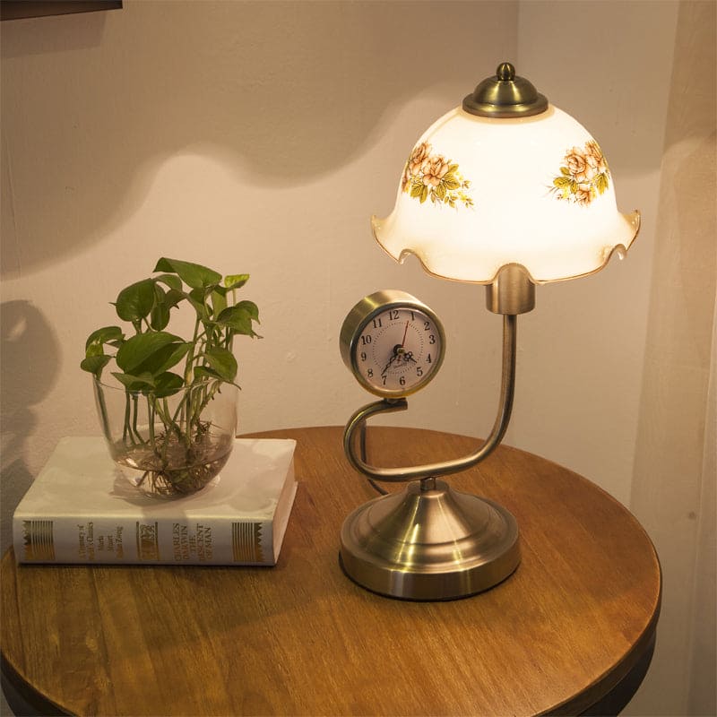 Vintage-Inspired Floral Table Lamp