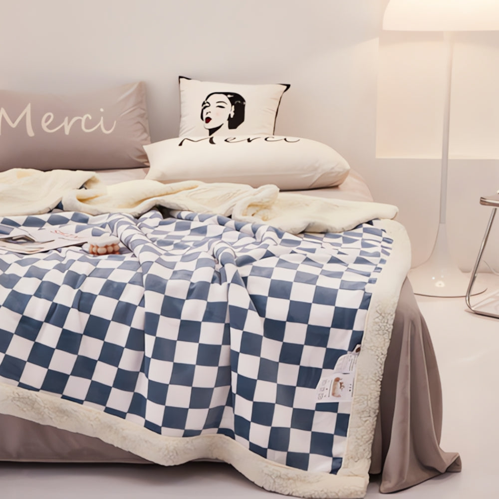 Chic Checkered Comfort Blanket for All Seasons
