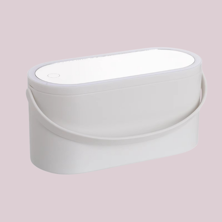 Travel-Ready Glamour Organizer with Perfect Lighting