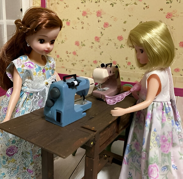 StitchWonders – Charming Mini Sewing Machine