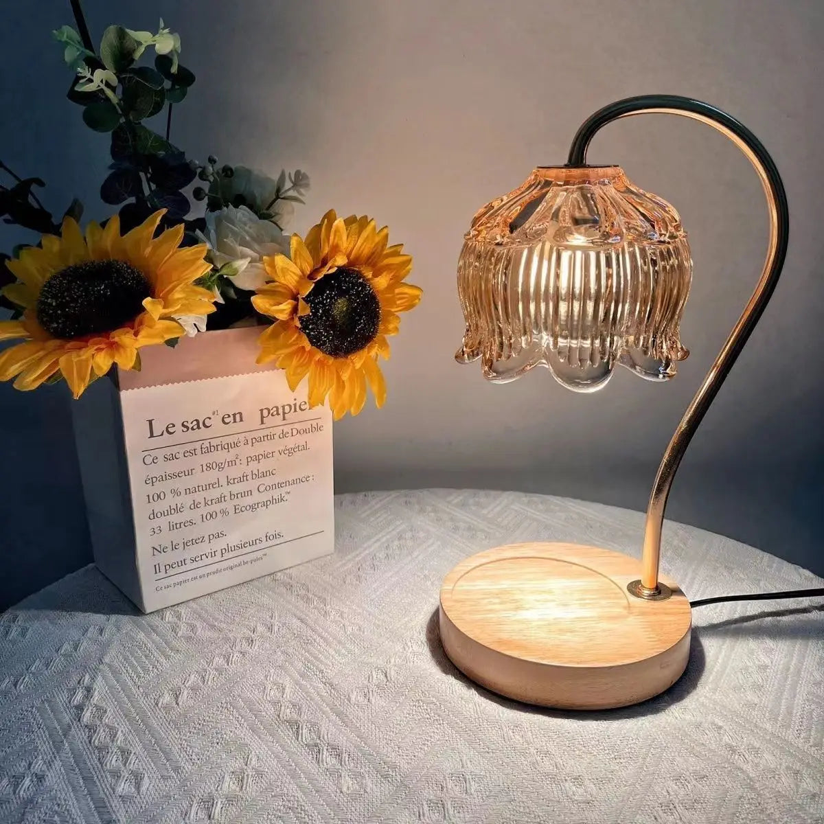 Vintage-Inspired Night Lamp for a Nostalgic Atmosphere