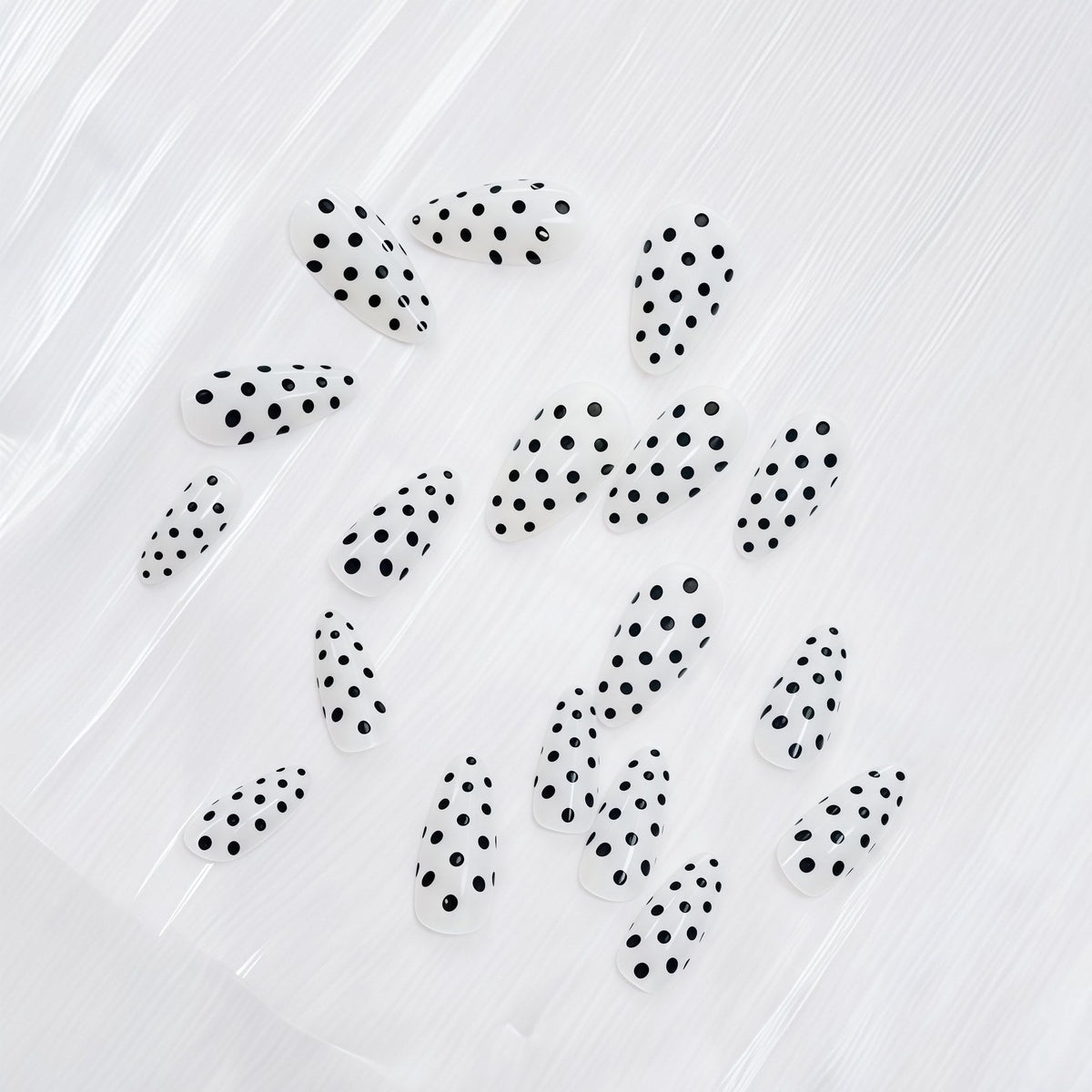 Polka Dot Pattern Press-On Nails – Artistic Design