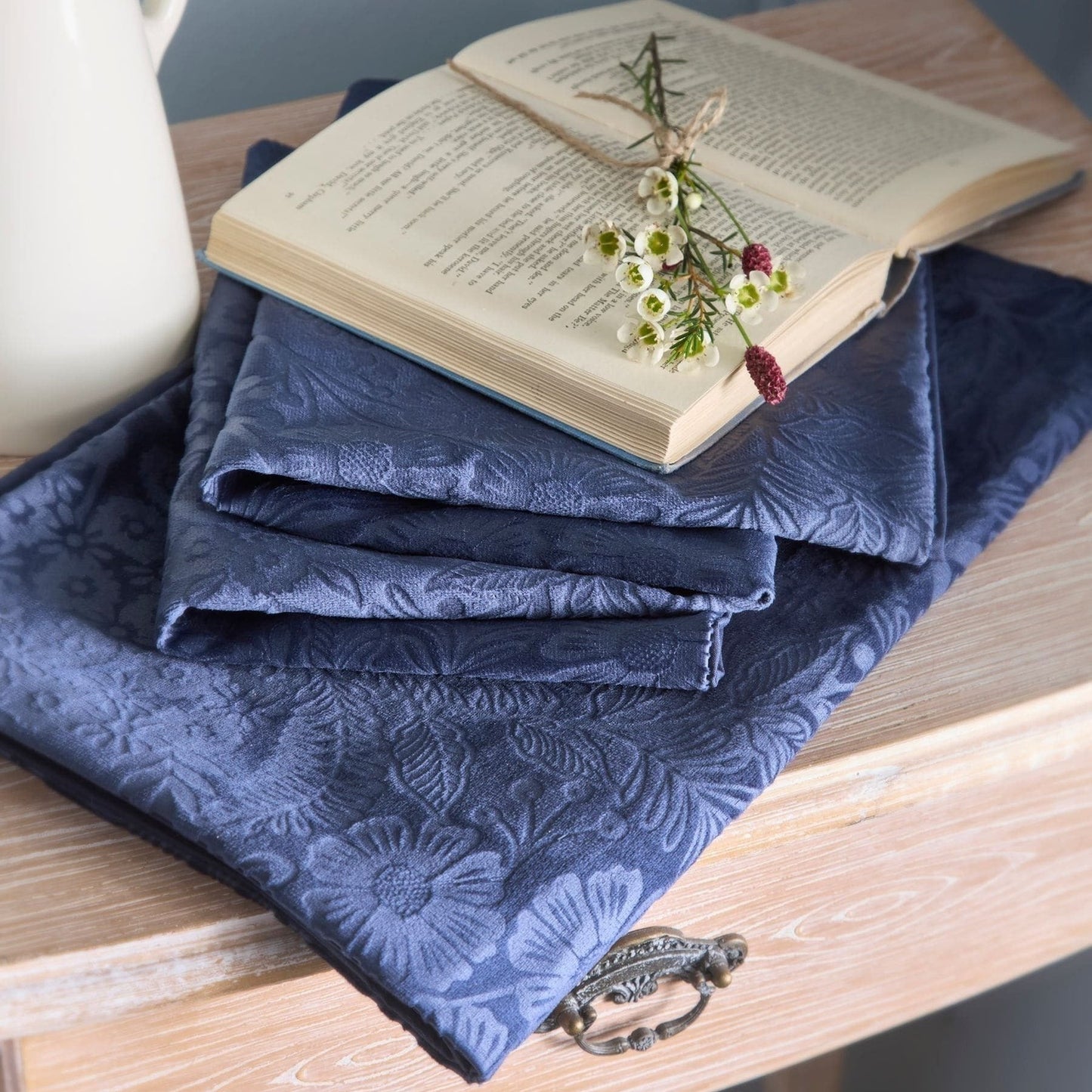 Jacquard Bed Linen Set for Striking Bedroom Style