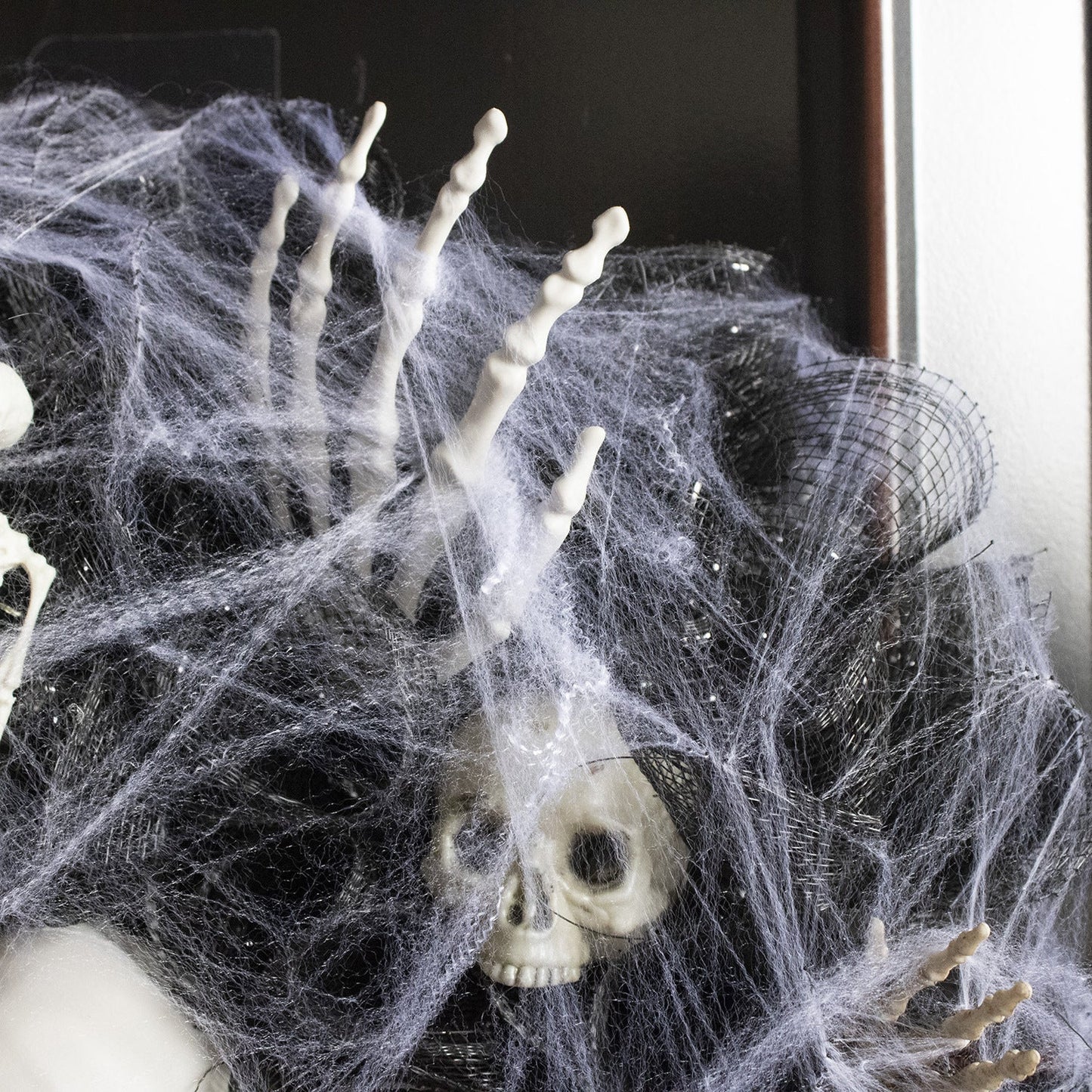 Halloween Mesh Wreath – Skull Garland for Door and Wall Decor