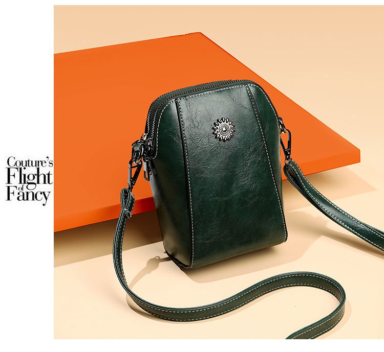 Chic Crossbody Bag with Coordinated Shell Accents