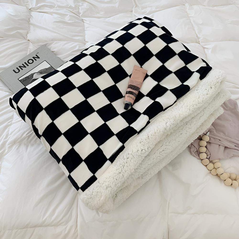 Chic Checkered Comfort Blanket for All Seasons