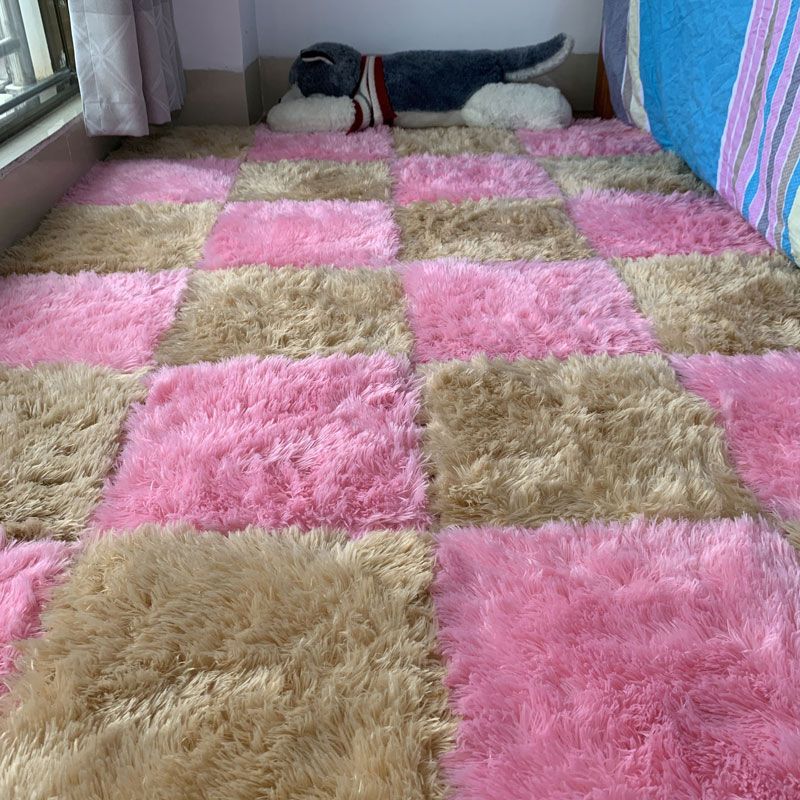 Interlocking Shag Carpet Tiles in Color Block Design – Modern Floor Covering