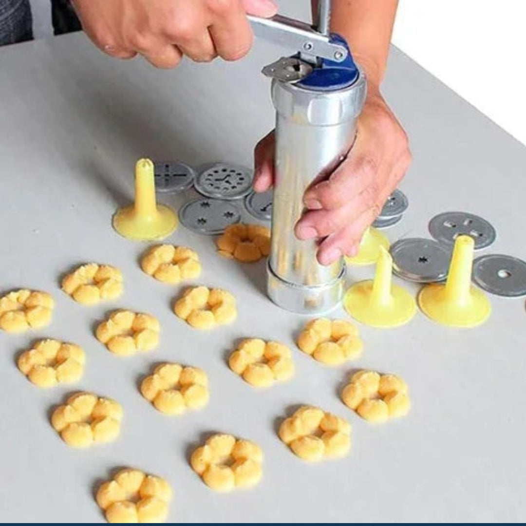 20 Shape Aluminum Cookie Cutter Set with 4 Decorating Tips
