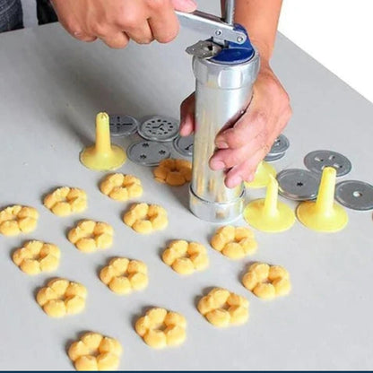 20 Shape Aluminum Cookie Cutter Set with 4 Decorating Tips