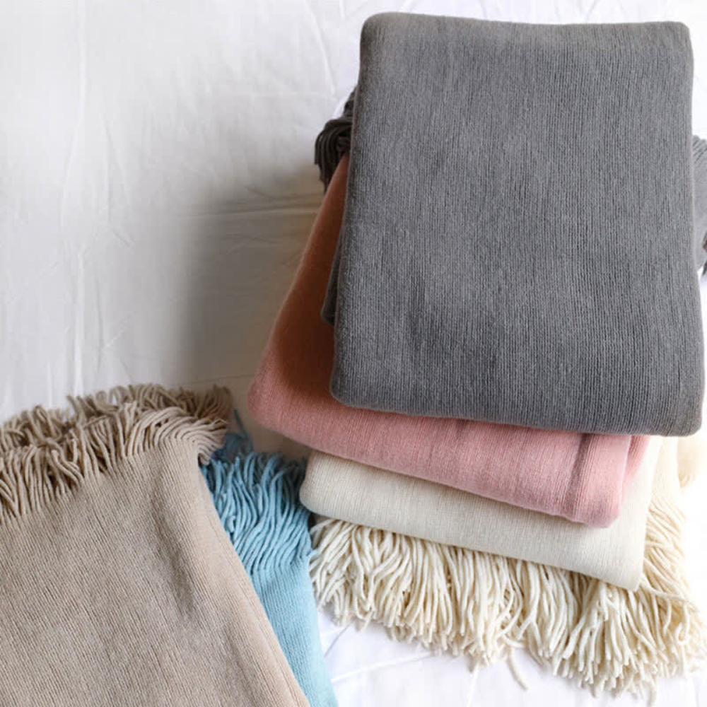 Chic Textured Blanket with Stylish Tassels