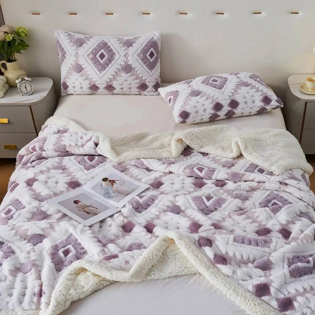 Double-Layered Velvet and Lambswool Blanket - Thick and Cozy - Geometric Throw for Sofa and Bed