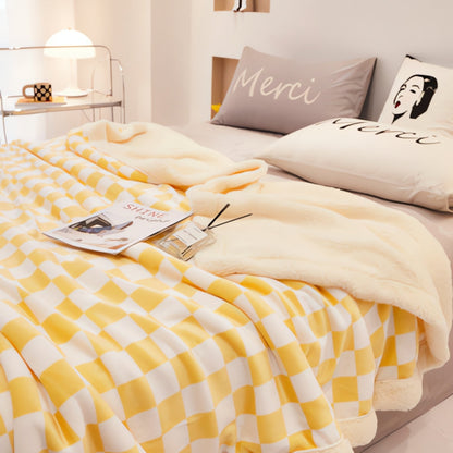 Chic Checkered Comfort Blanket for All Seasons