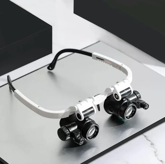 Illuminated Magnifier with Adjustable Zoom Levels