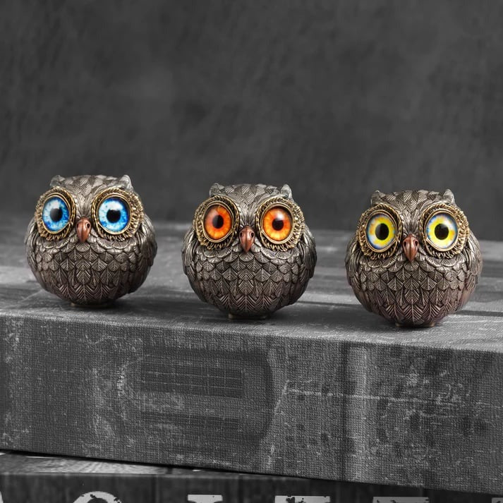 Guardian Owl: Stylish Card Protector and Table Decor