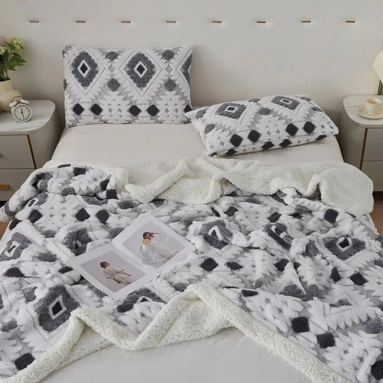 Double-Layered Velvet and Lambswool Blanket - Thick and Cozy - Geometric Throw for Sofa and Bed