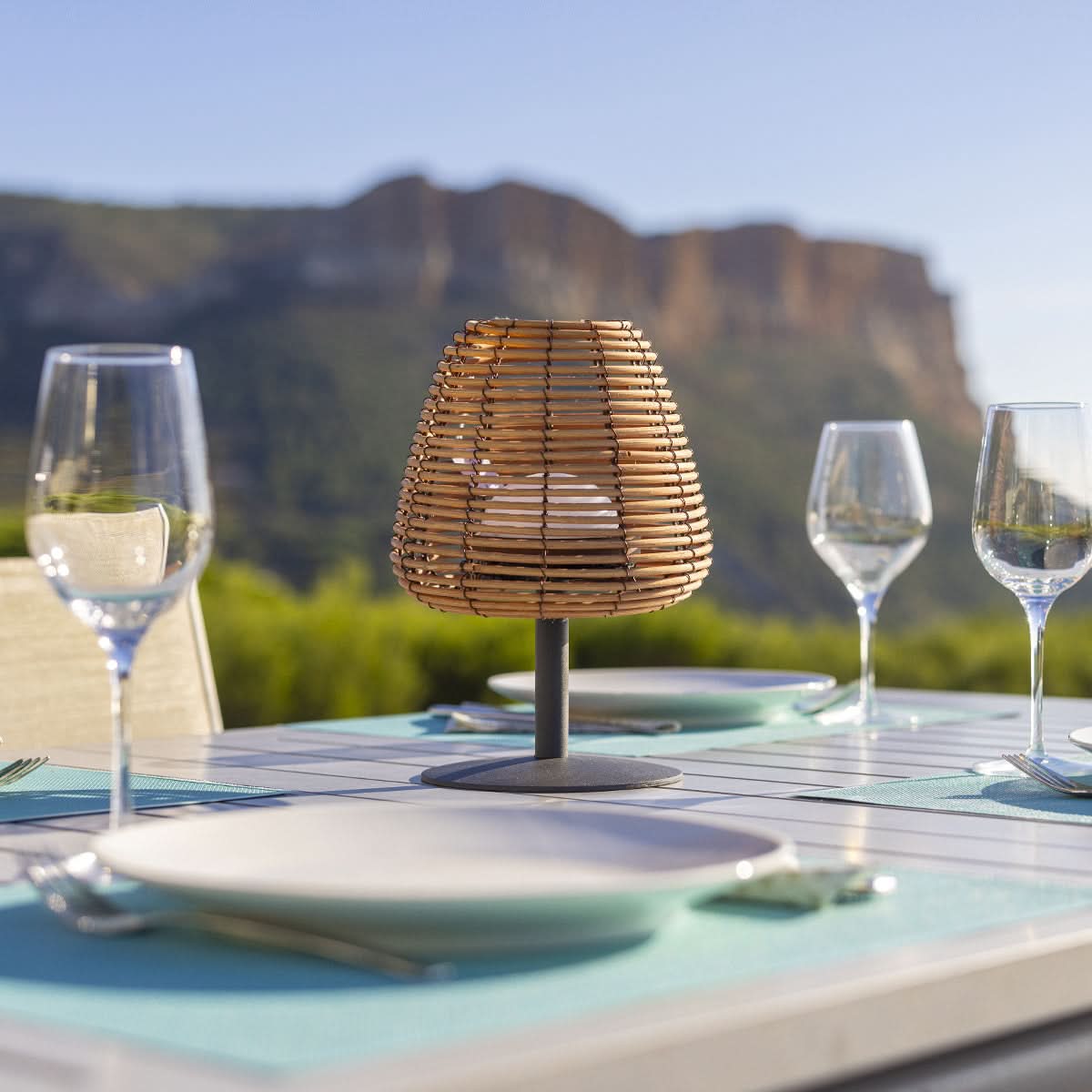 LED Table Lamp for Indoor and Outdoor Use – Creates a Warm Atmosphere