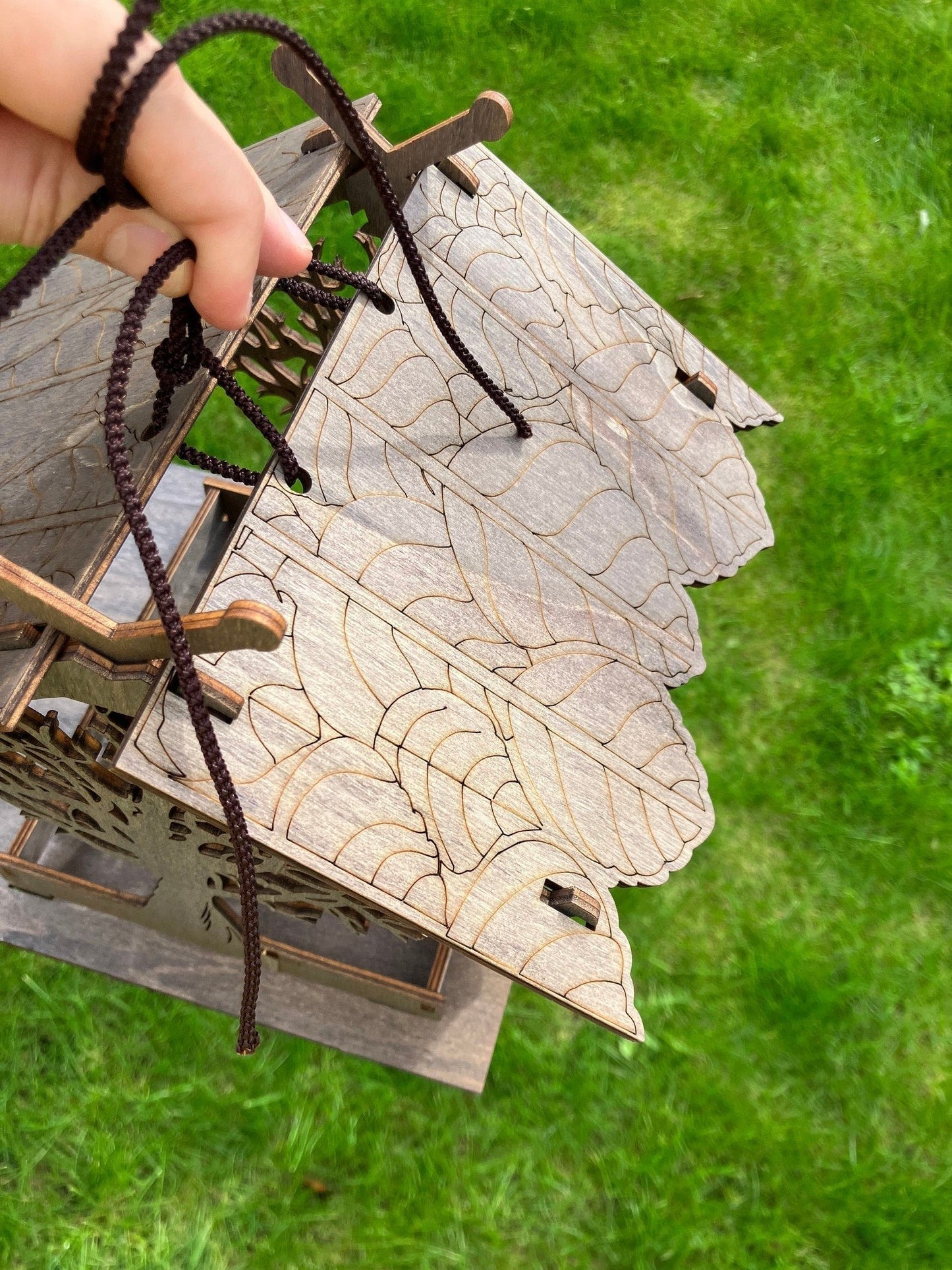 Effortlessly Attract Colorful Birds to Your Garden with Feather Nest