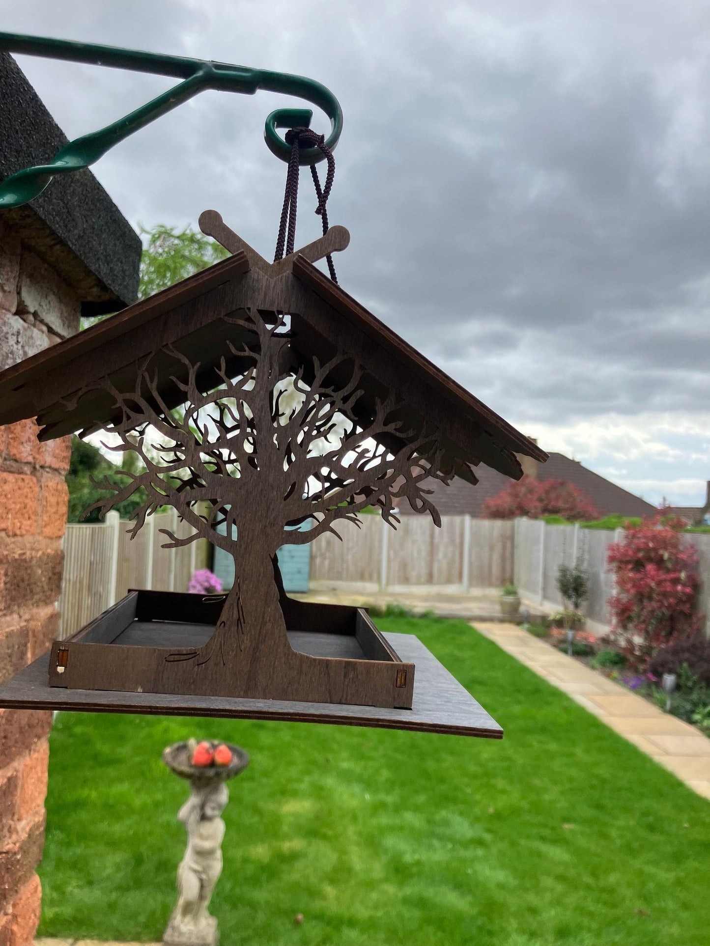 Effortlessly Attract Colorful Birds to Your Garden with Feather Nest