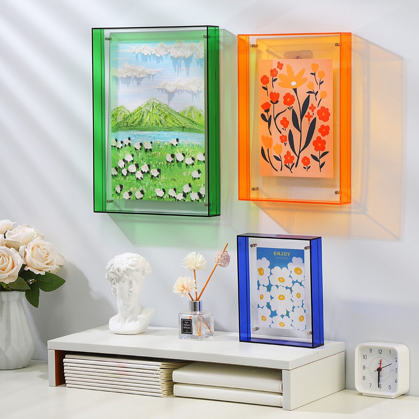 Elegant Acrylic Display Stand for Photos and Décor