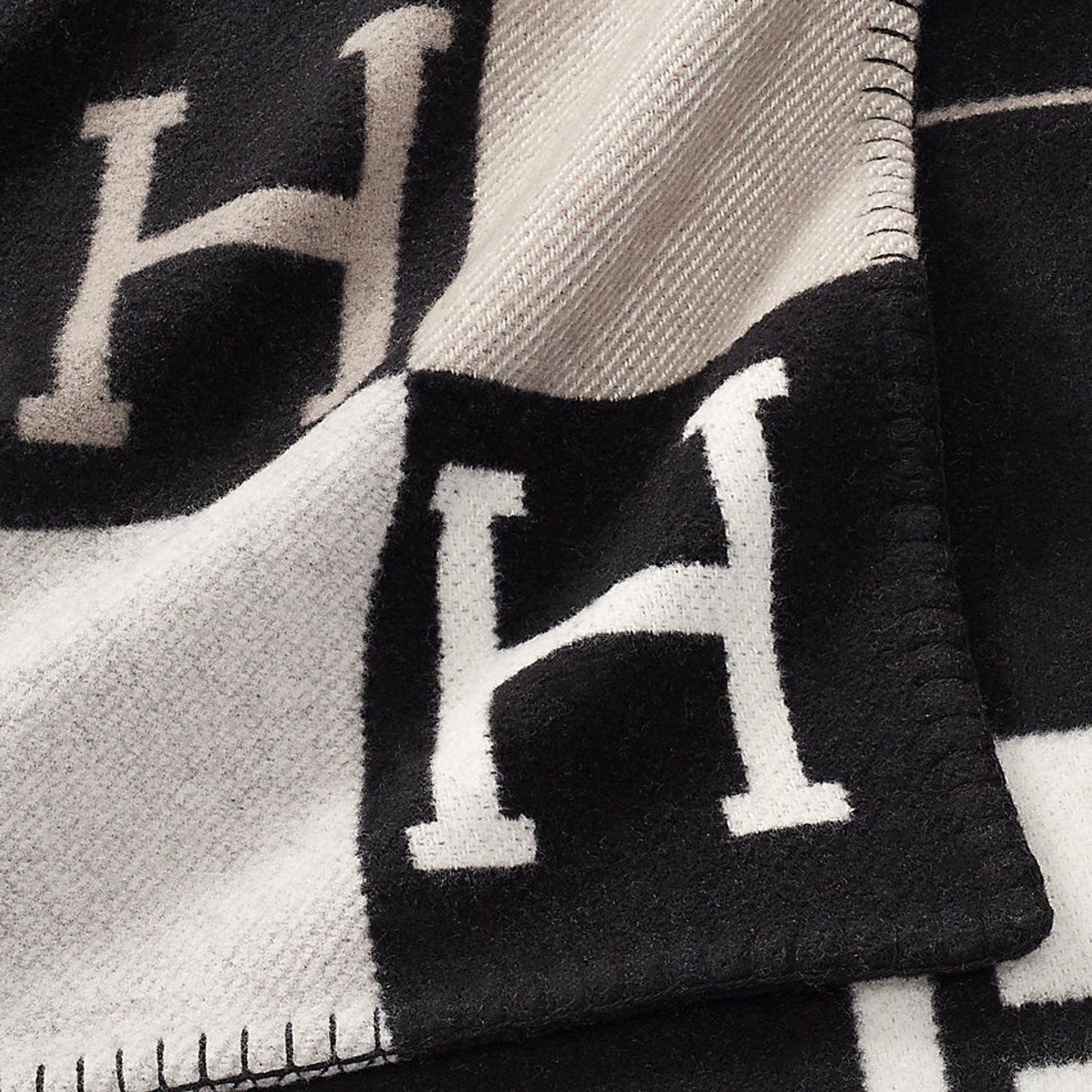 Elegant Isabelle Cashmere Blanket – Luxury Home Throw