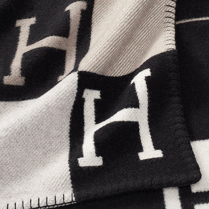 Elegant Isabelle Cashmere Blanket – Luxury Home Throw