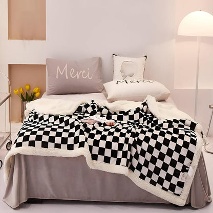 Chic Checkered Comfort Blanket for All Seasons