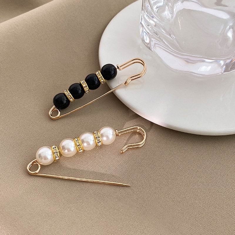 Radiant Elegance – Stunning Brooch with Crystals and Pearls