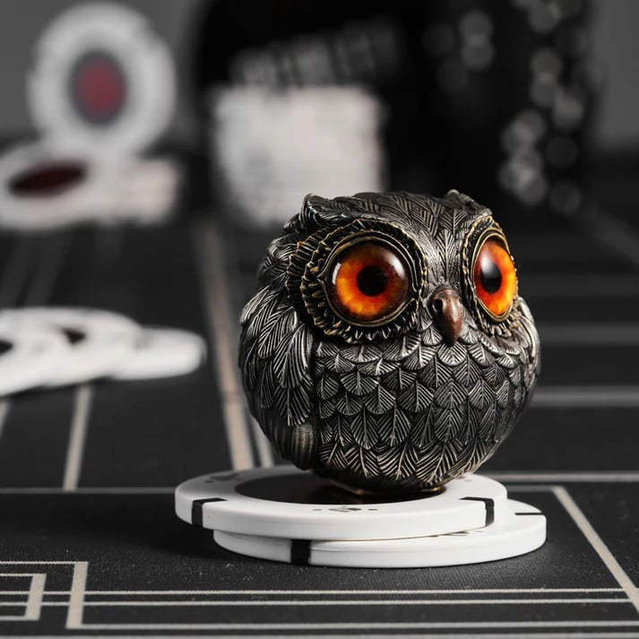 Guardian Owl: Stylish Card Protector and Table Decor