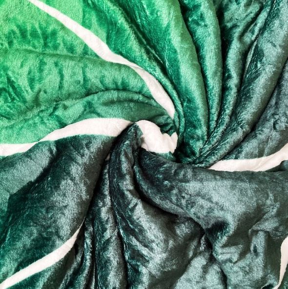 Leaf-Shaped Fleece Blanket – Last Day Discount