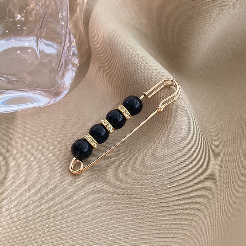 Radiant Elegance – Stunning Brooch with Crystals and Pearls