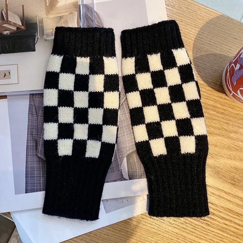Checkerboard Pattern Gloves – Stay Warm All Winter Without Hand Warmers