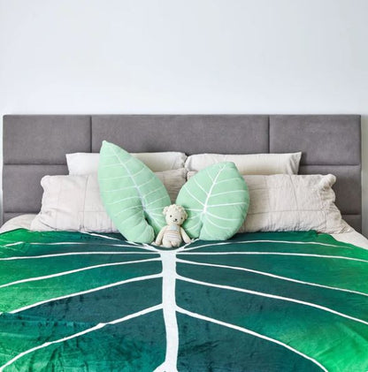 Leaf-Shaped Fleece Blanket – Last Day Discount