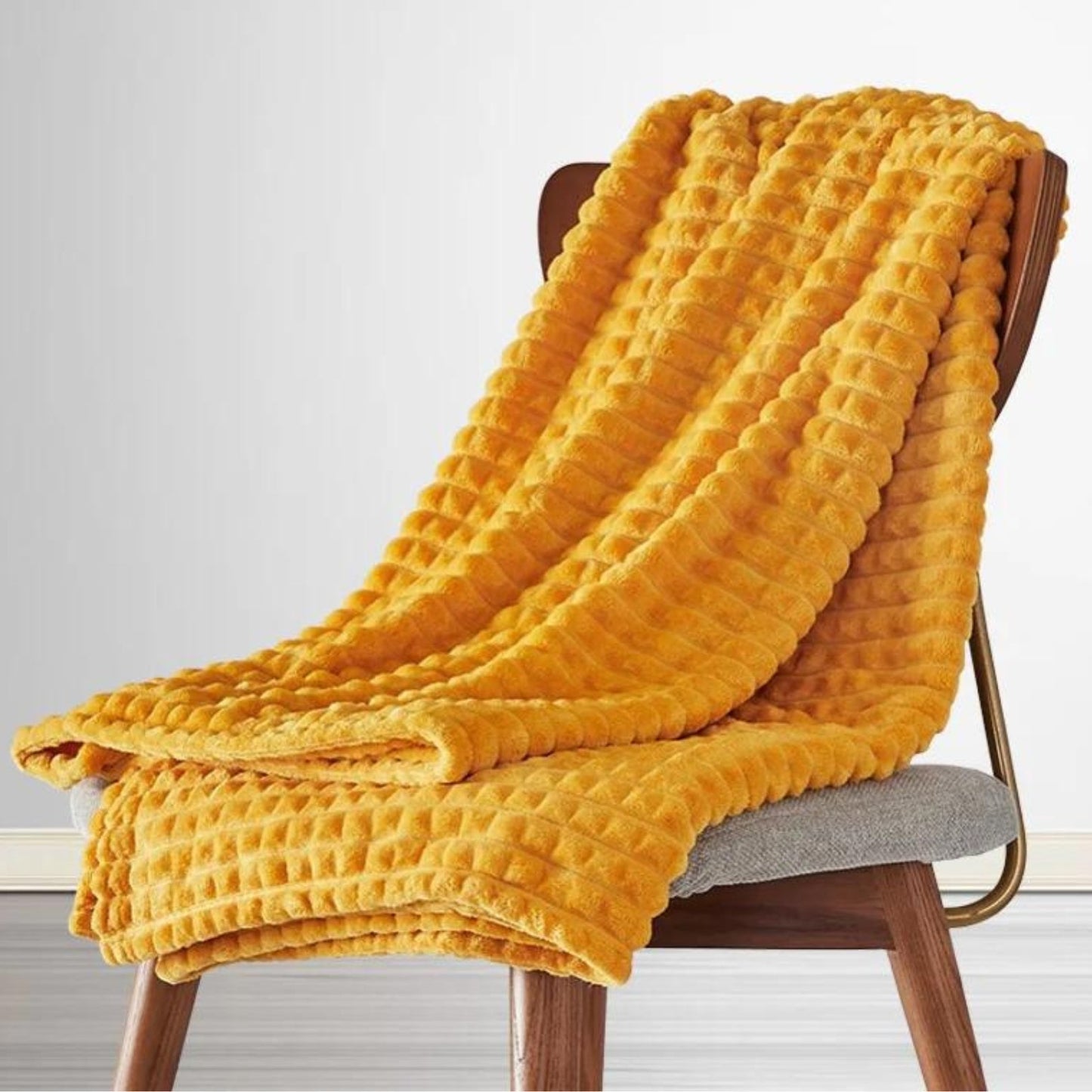Checkered Patterned Throw Blanket – Soft and Cozy for All Seasons