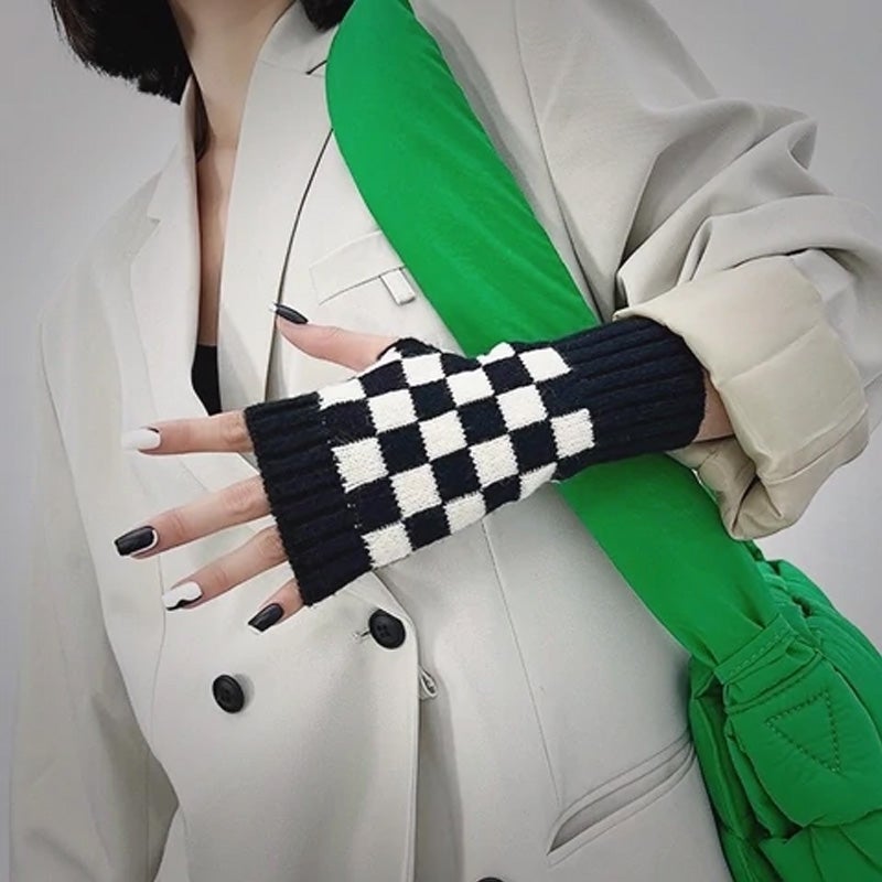 Checkerboard Pattern Gloves – Stay Warm All Winter Without Hand Warmers