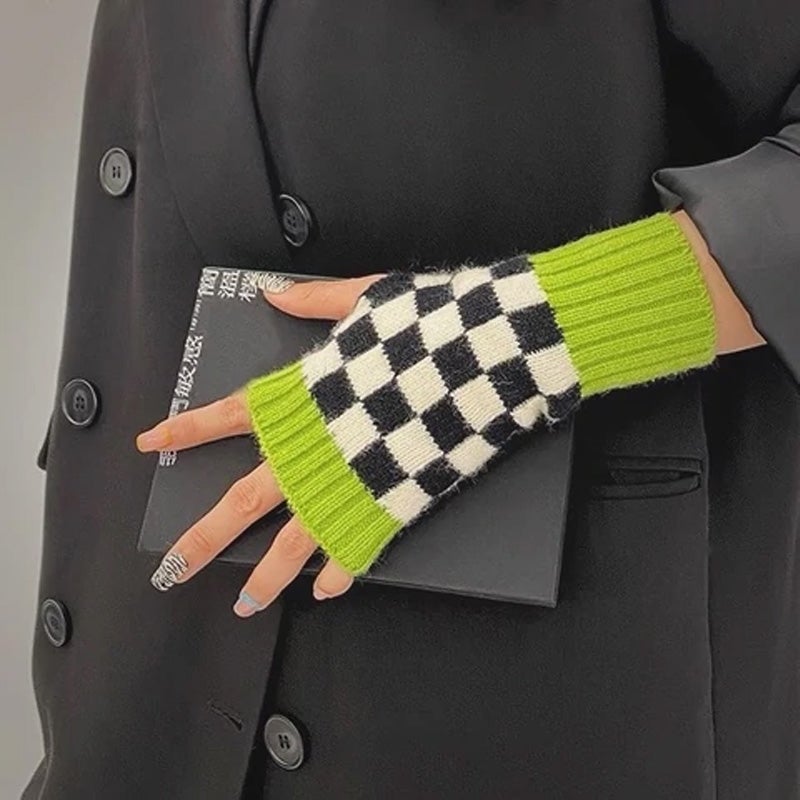 Checkerboard Pattern Gloves – Stay Warm All Winter Without Hand Warmers