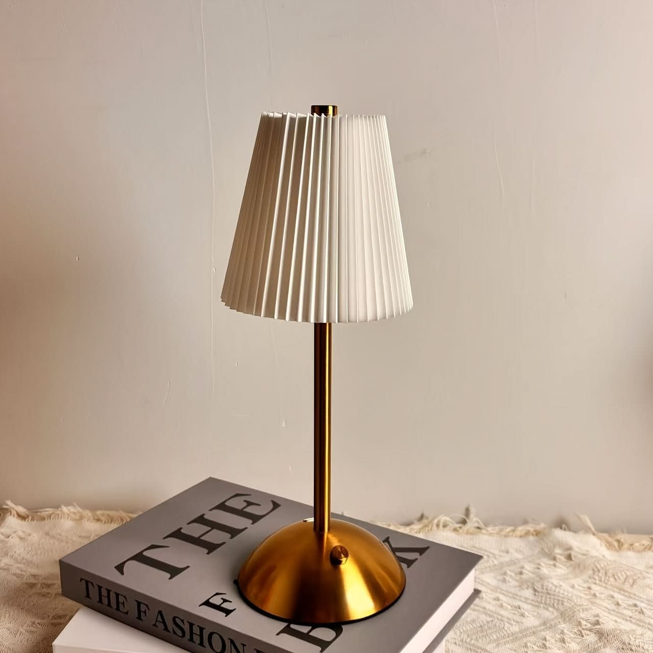 Wireless Bedside Lamp with Three Color Dimming Features
