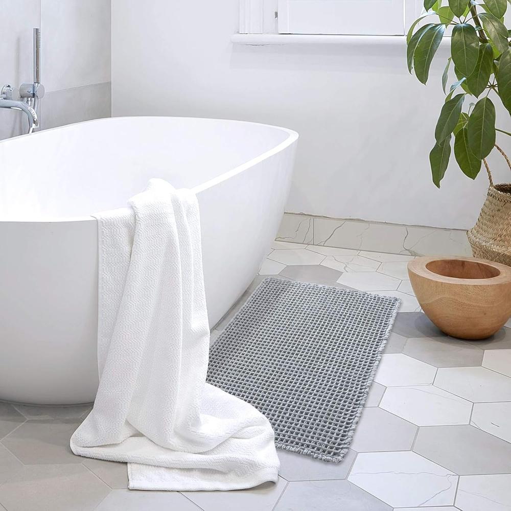 Plush Absorbent Bath Mat for a Cozy Bathroom Retreat