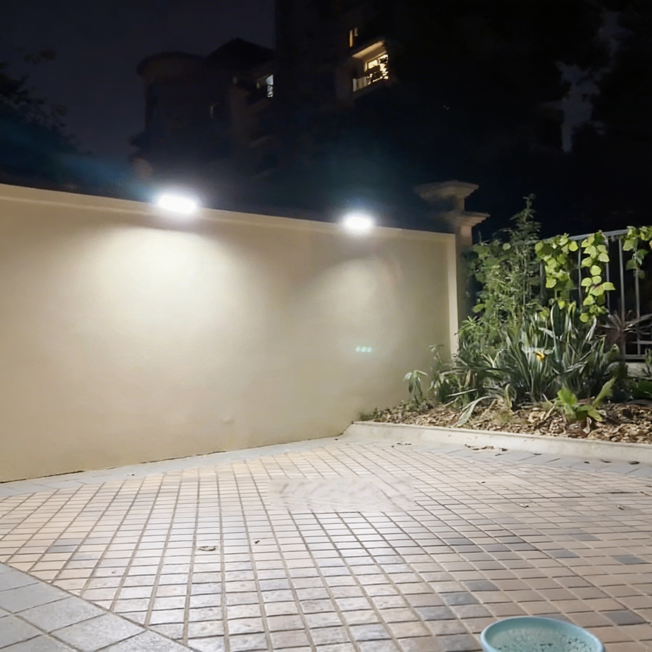 Smart Solar Outdoor Light with Motion Detection - 3 Adjustable Heads