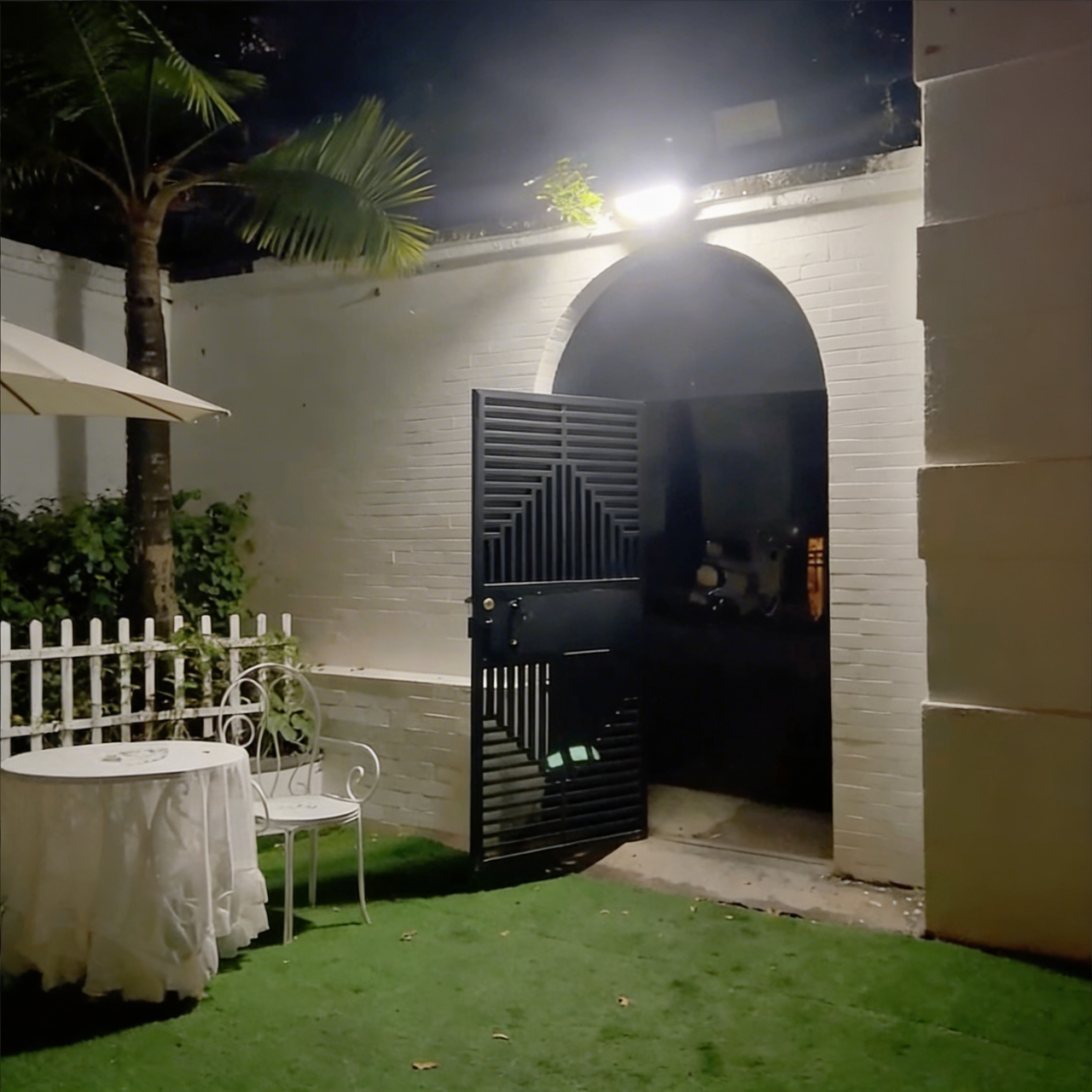 Smart Solar Outdoor Light with Motion Detection - 3 Adjustable Heads