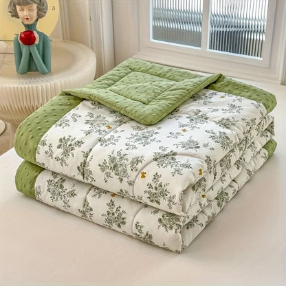 Lightweight Summer Quilt with Floral Design for Comfortable Sleep