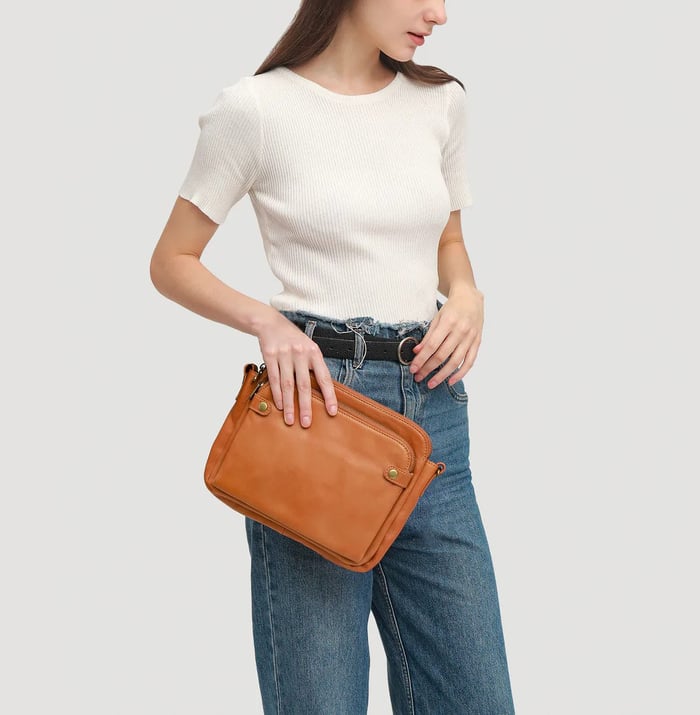 Sleek Leather Crossbody Bag for Everyday Essentials