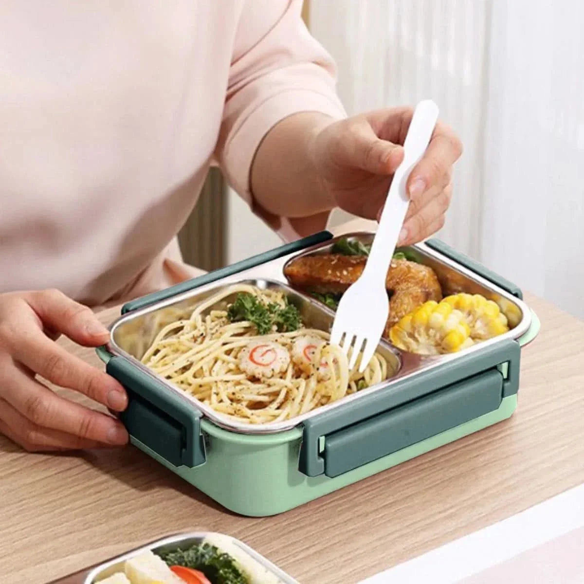 Travel and Work Lunch Container with Portable Heating Function
