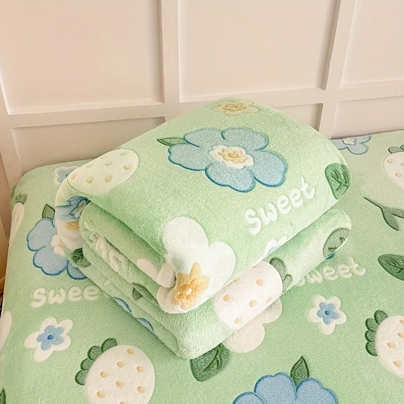 Cozy Flannel Blanket with Strawberry Floral Pattern | Soft, Machine Washable & Suitable for All Seasons