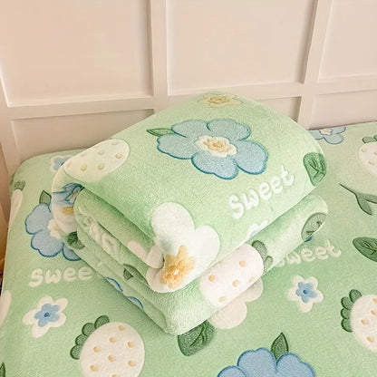 Cozy Flannel Blanket with Strawberry Floral Pattern | Soft, Machine Washable & Suitable for All Seasons