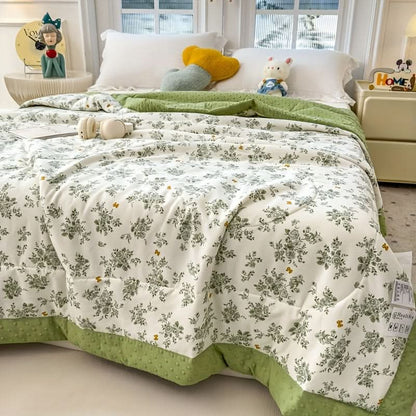 Lightweight Summer Quilt with Floral Design for Comfortable Sleep