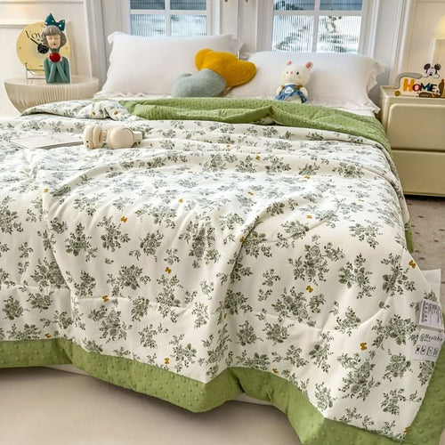 Lightweight Summer Quilt with Floral Design for Comfortable Sleep