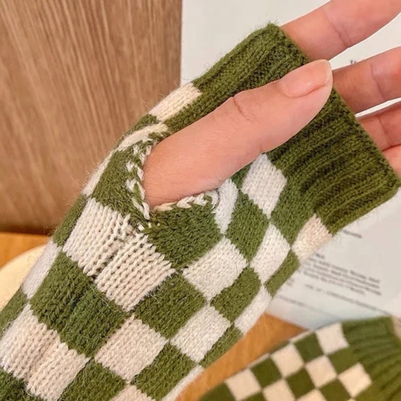 Checkerboard Pattern Gloves – Stay Warm All Winter Without Hand Warmers