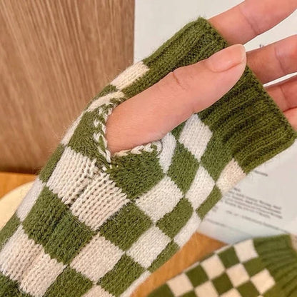 Checkerboard Pattern Gloves – Stay Warm All Winter Without Hand Warmers