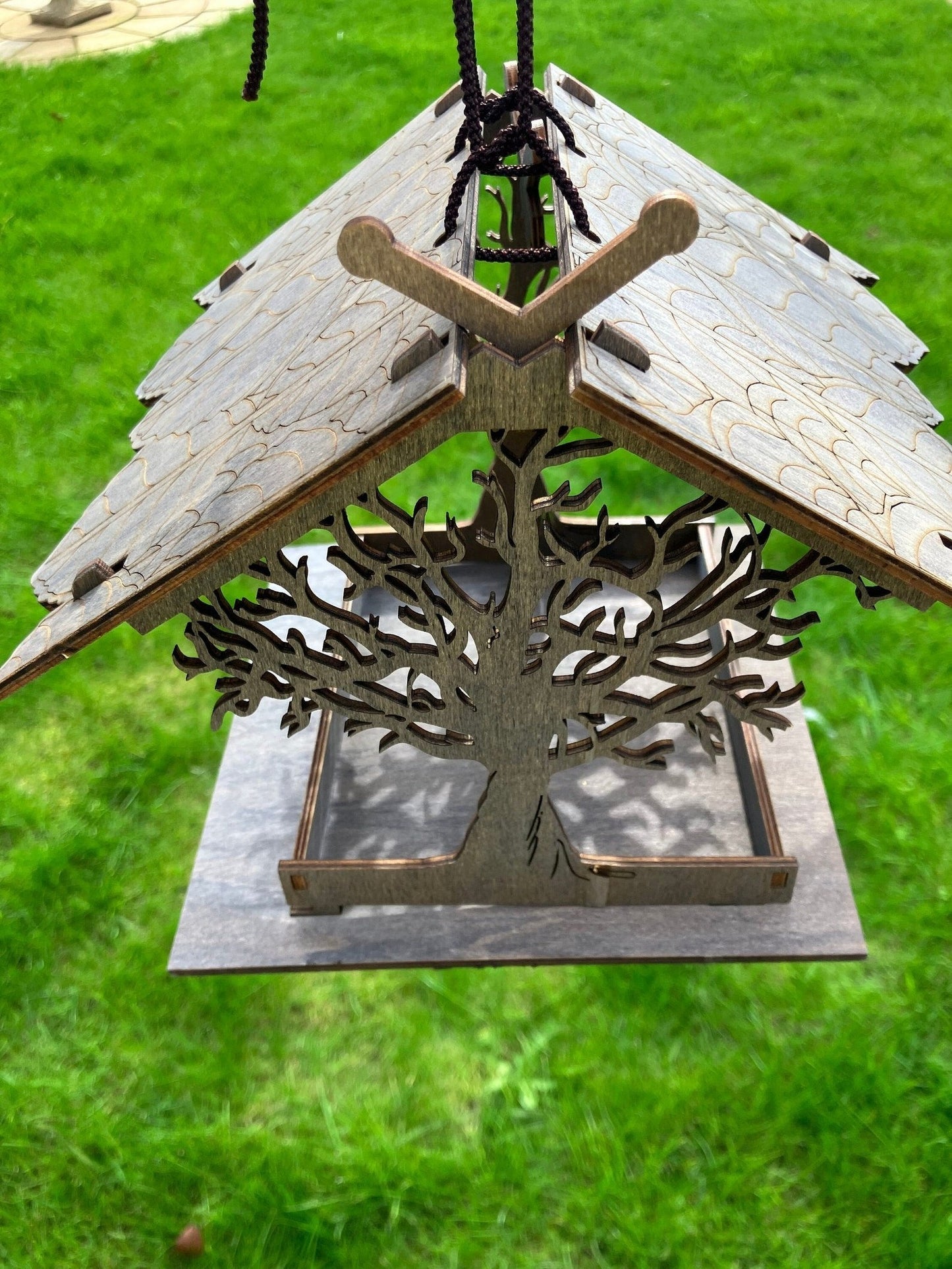 Effortlessly Attract Colorful Birds to Your Garden with Feather Nest